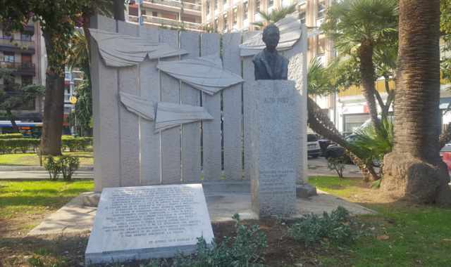 Bari, dopo il danneggiamento ripristinata la lapide dedicata ad Aldo Moro 